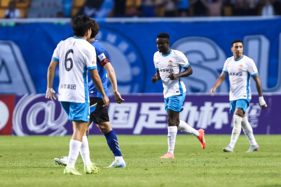 [图]阿齐兹传射 青岛西海岸2-0晋级下一轮  足协杯八强
