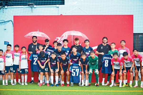 索博斯洛伊等4名利物浦球员与杰志U14互动，并进行队内练习  赛