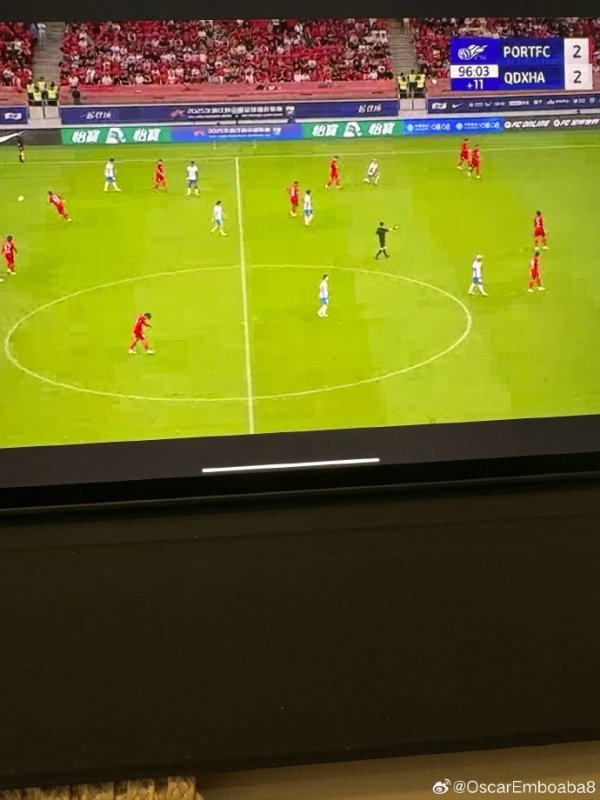 奥斯卡晒照观看海港赛事  ：默默给我的兄弟们助威  ⚽️
