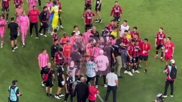 不是德保罗😂梅西保镖赛后如影随形，一把推开对方上前争论球员