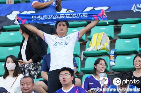感谢远道而来支持石家庄功夫的球迷！客场应战    有你们不孤单！