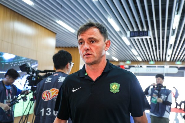 博主：国安结束肇庆三日练习  ，今天一早启程前往中国香港