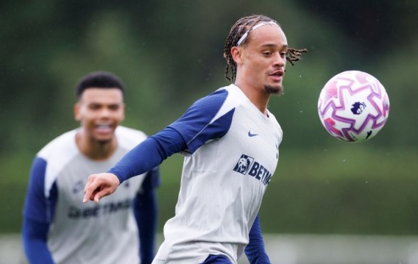 热刺旧将：哈维-西蒙斯竞技状态  低迷，他的表现远远不够好