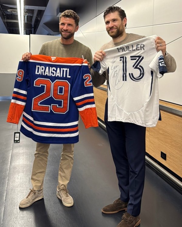 穆勒与德国冰上曲棍球  体育选手    德赖塞特尔合影，两人社媒互称传奇