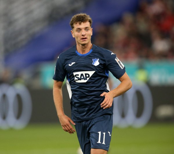 德天空：巴萨关注霍芬海姆23岁前场球员阿斯拉尼，本赛季6场4球1助