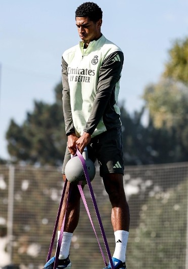 TA：贝林进行特殊下蹲  练习  加强瞬间力量   平图斯在练习  中的角色淡化