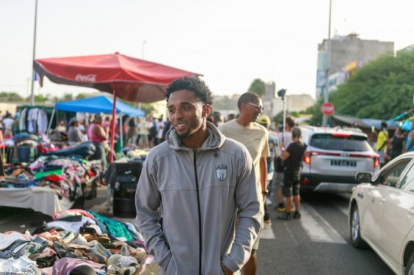 50万小国赢就进世界杯赛  ！佛得底线球员进市场与球迷见面，今晨关键战