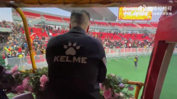 第一视角直击大羽指导花车巡游，今夜铁人球迷是最幸福的