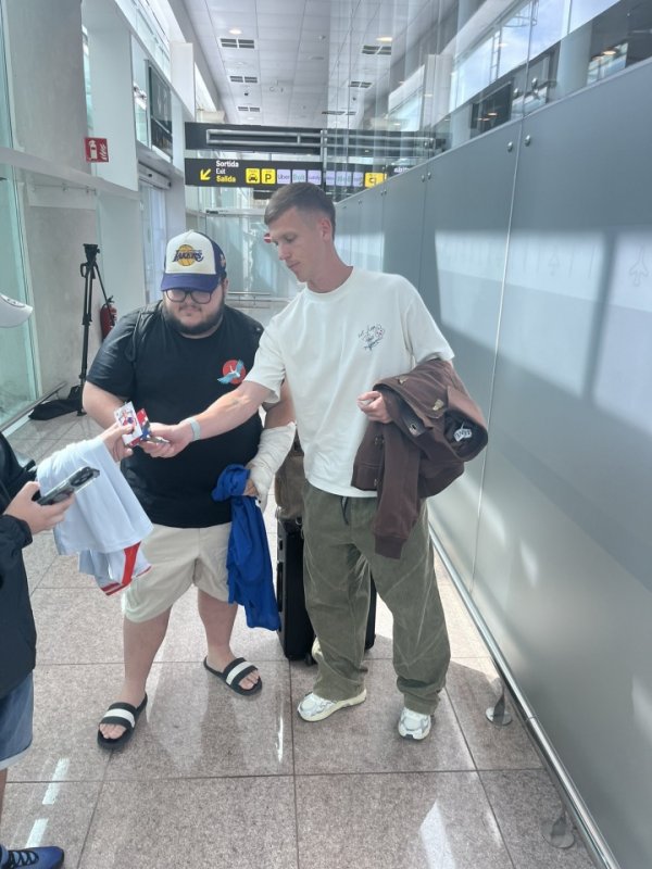 能否出战国家德比？伤退国家队的奥尔莫返回巴萨：让我们拭目以待