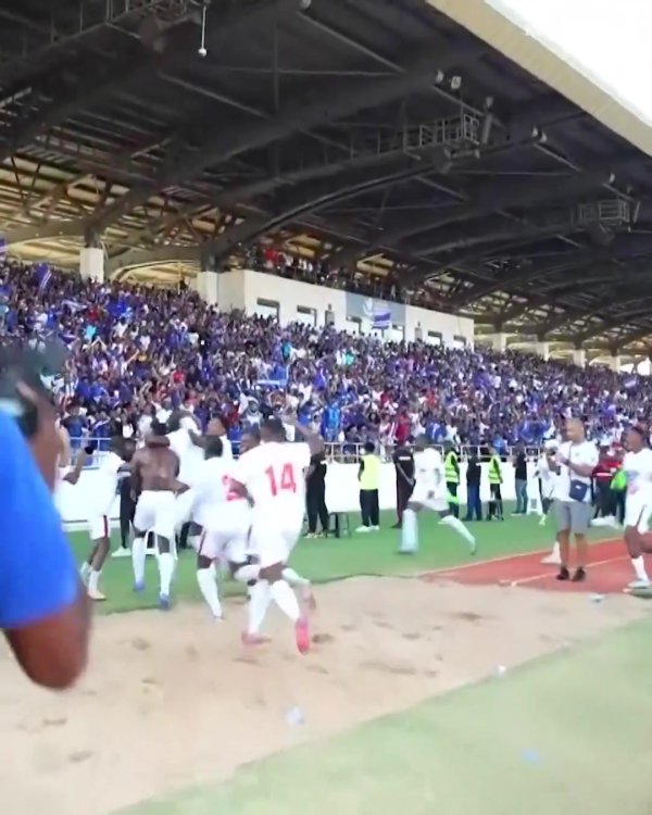 佛得角阿拉巴😂佛得角庆祝首进世界杯赛  ，球员举起白色塑料凳庆祝