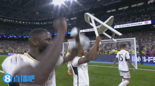 经典庆祝！吕迪格让阿拉巴再现21/22赛季欧冠举椅庆祝晋级下一轮  总决赛  