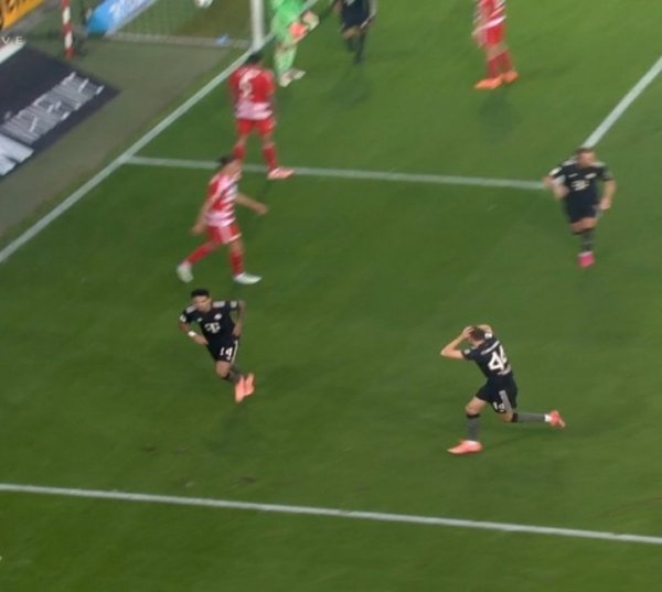 队友都惊呆了！迪亚斯超级世界波破门，斯坦尼西奇抱头不敢相信