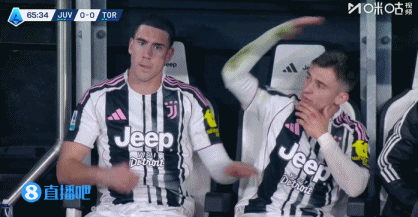 大哥范！小孔塞桑被换下后在后备  席不满，弗拉霍维奇搂住他劝说