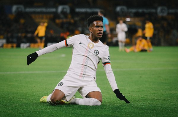 强！埃斯特旺成唯一在18岁或更年轻时连续两场欧冠得分  的南美球员