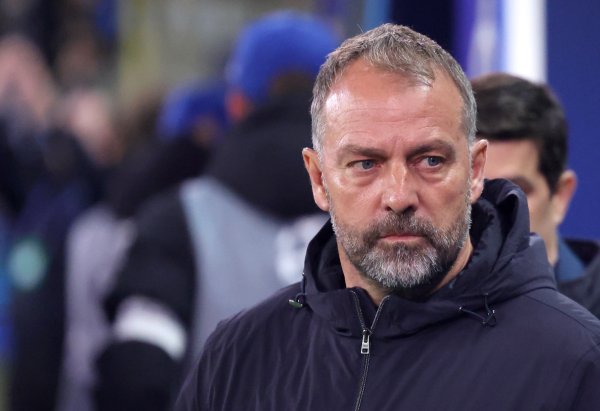 TA：接近指导教练员组的消息人士表示，弗里克无意放弃高位防卫