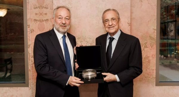 先礼后兵！皇马主席弗洛伦蒂诺和尤文主席费雷罗会面并赠送礼物