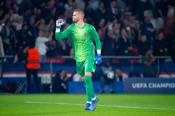 守门员指导教练员：两个丢球是因为恩里克的策略  ，舍瓦利耶的情绪也不稳定