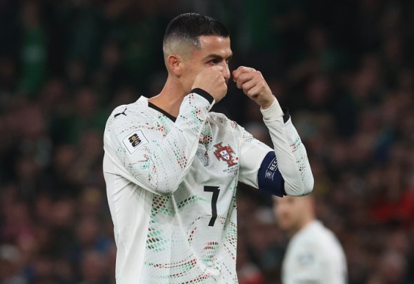 马丁内斯：C罗无暴力行为只是想挣脱拉他的人 镜头放大了实际情况