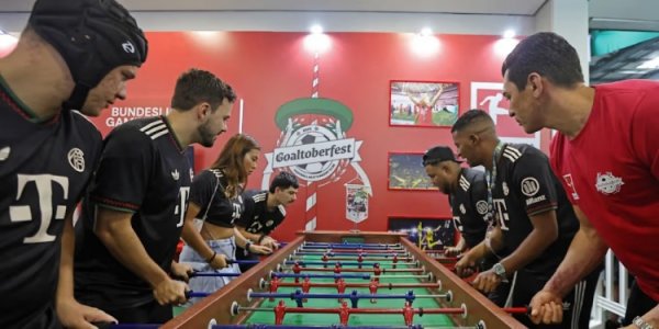 拜仁参加巴西啤酒节活动，卢西奥到场和球迷亲切互动并签名