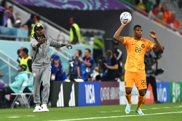 意媒：邓弗里斯在荷兰练习  中负伤  ，国米的医务队伍  对此高度警惕